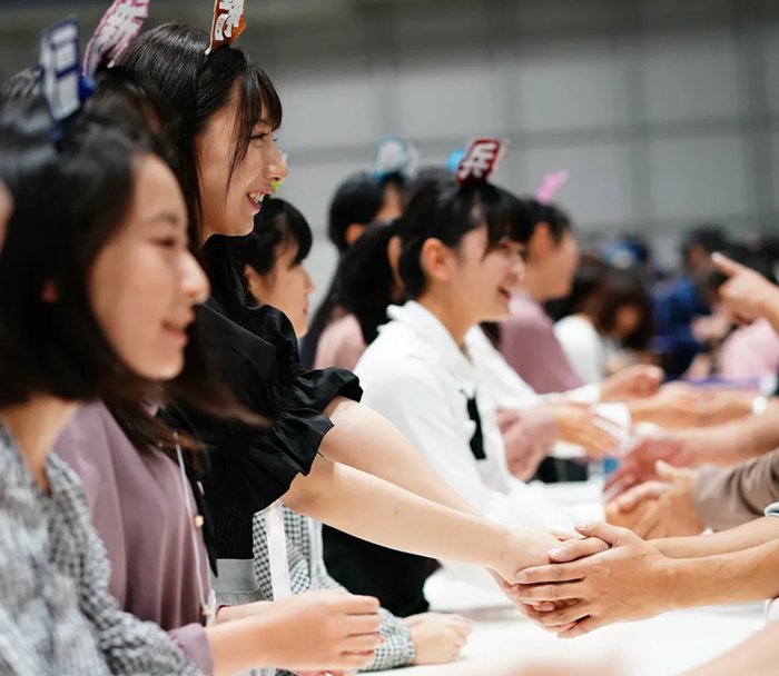 AKB48模式将偶像与粉丝近距离接触的握手会“发扬光大”。（图/AKB48官网）