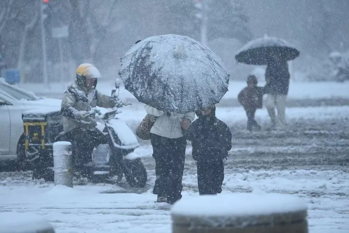 济南道路已有积雪，外卖小哥在雪中坚守岗位。（来源：新黄河）