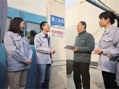 劳动关系服务站工作人员深入企业宣讲普惠政策 暴秋实摄