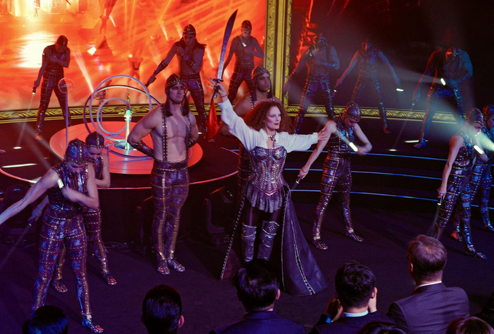 发布会现场，演员们身着演出服饰呈现了一场走秀表演。受访者供图