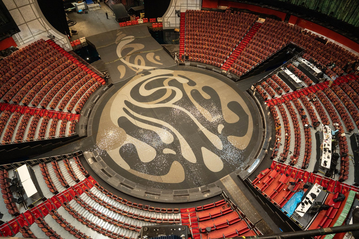 《水舞间》的表演场地，270度环形剧院，前沿科技水池舞台。受访者供图