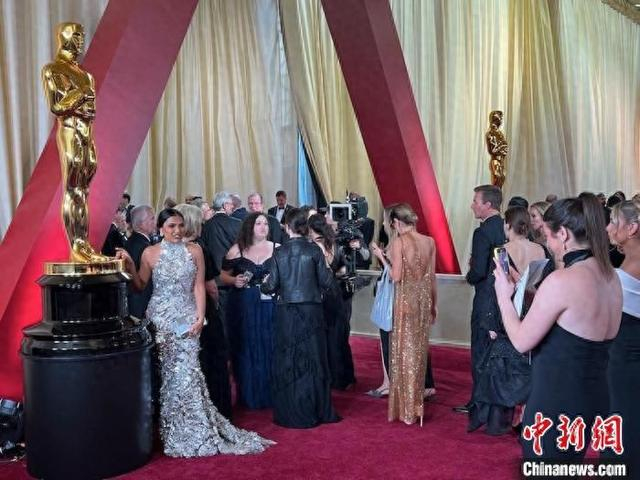 当地时间3月2日，第97届奥斯卡奖颁奖典礼在美国好莱坞杜比剧院举行。 中新社记者 张朔 摄
