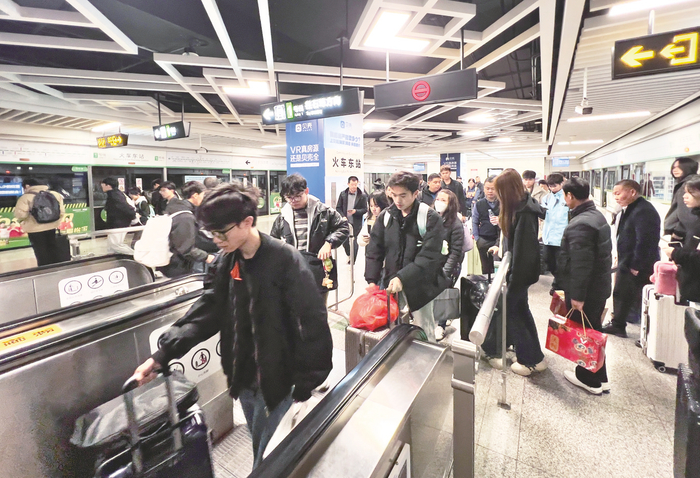     南宁地铁周五、周六运营时间延长，市民出行更便利。    本报记者潘浩 摄