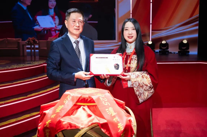 中国非物质文化遗产保护协会会长王晓峰（左）、成都银花丝制作技艺传承人雁鸿（右）