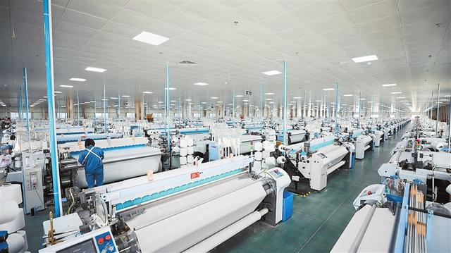 邓州市恒丰化纤纺织生产线高效运转，打造高品质纤维产品。 王崇顺 摄