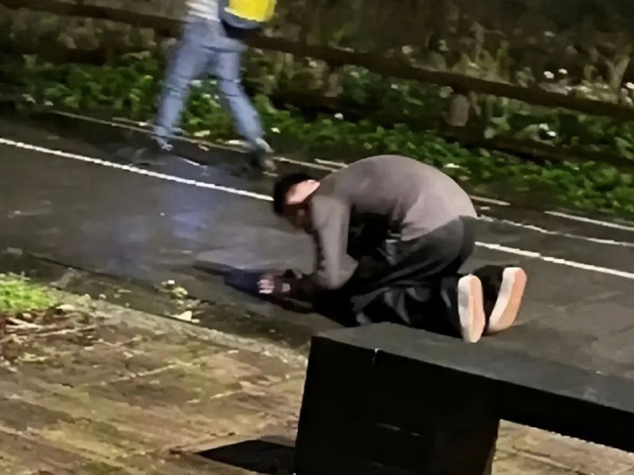 ▲之前汪小菲“雨中下跪”，结果被爆其实是因跟现任妻子马筱梅大吵