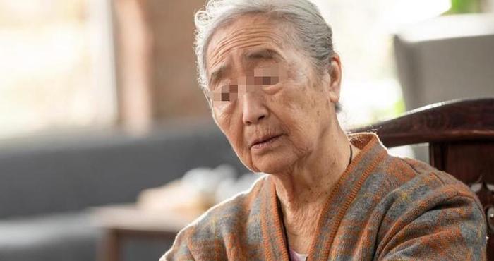 母亲痴呆28年，却意外想起上海有200平别墅，女儿找到后却愣住了