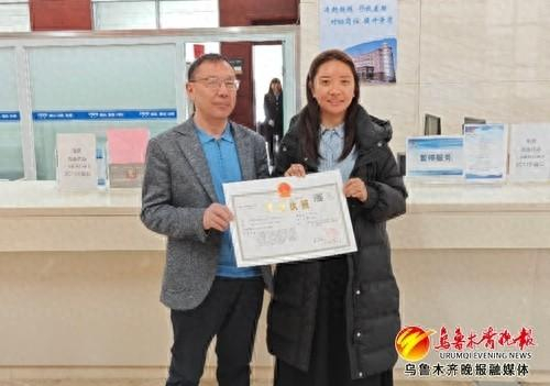 　　在经开区（头屯河区）政务服务大厅，哈萨克斯坦投资人库尔买提·卡地力哈孜（左）展示营业执照。受访者供图