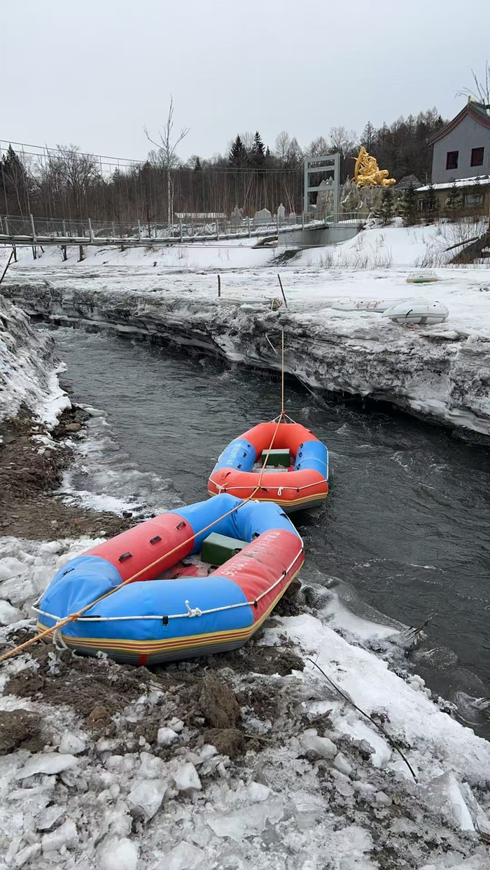 漂流终点附近没有任何防护网，仅用两艘皮划艇和一根绳子作为标识。  受访者供图