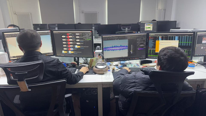 崔晓亮公司的成员正在工作。 受访者截图