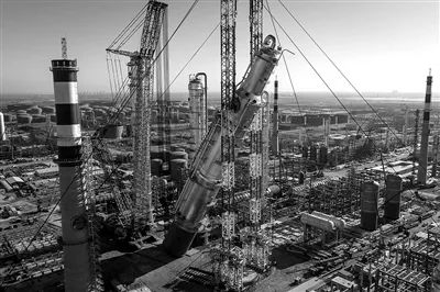 华锦阿美精细化工及原料工程项目芳烃联合装置抽余液塔吊装施工现场（无人机照片）。