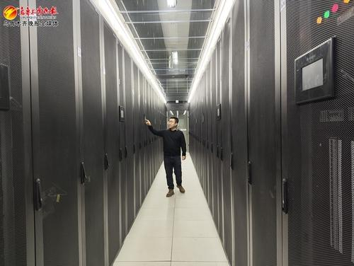 　　2月28日，在皖疆绿色算力科技产业园，技术专家正在机房检查设备运行状况。资料图片