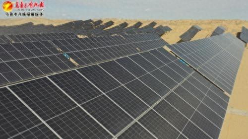 　　在米东区北部沙漠光伏基地，施工人员正忙着安装光伏配件。资料图片