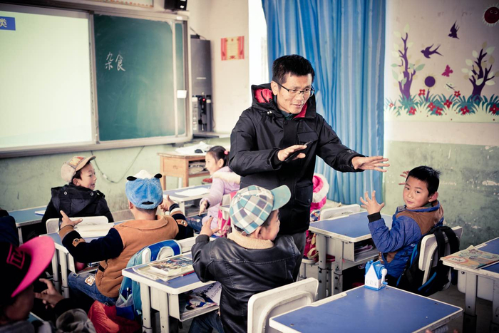 赵宏智在磑子坝小学给孩子们上课。受访者供图。