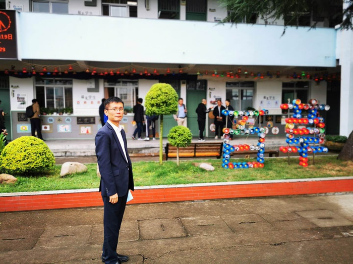 外出调研、拜访，赵宏智总会穿一身西装。受访者供图