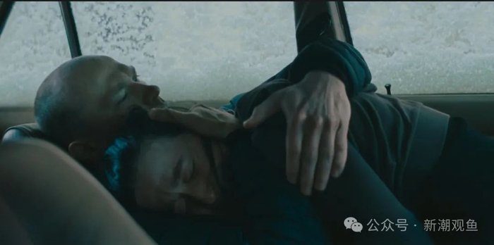 影片最后一幕，女主在保镖的一个吻之后失声痛哭