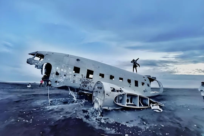 〓 图 | 冰岛飞机残骸 图源网络