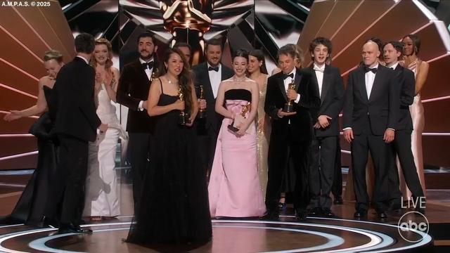 《阿诺拉》成为本届奥斯卡最大赢家，“米奇姐”米奇·麦迪森凭借最佳女演员成为好莱坞“最强95花” 视频截图 