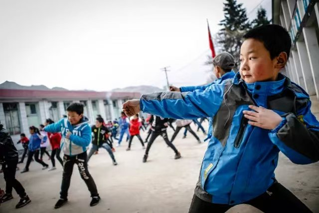 磑子坝小学的孩子们。受访者供图