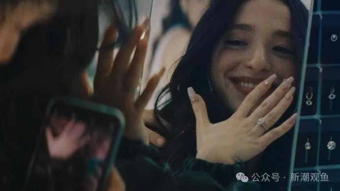 女主仿佛《色戒》里的王佳芝附体，一颗大钻戒让她迅速相信了“真爱”