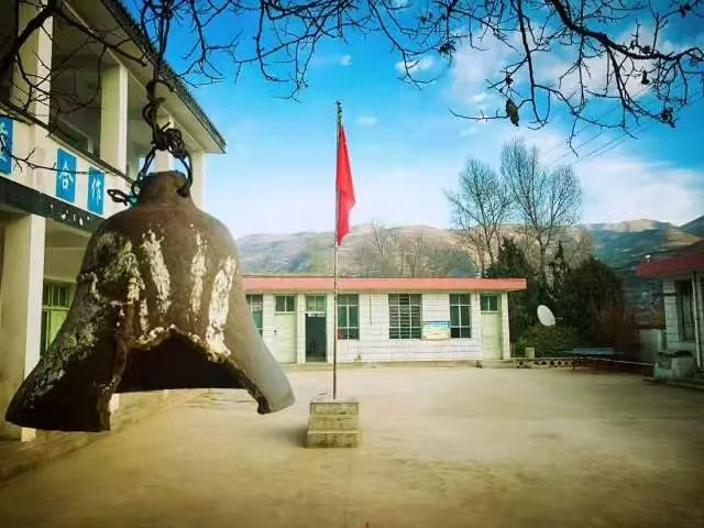 磑子坝小学校园。 受访者供图