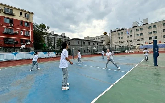 ▲北京市第一六一中学的学生在打排球。图/新华社