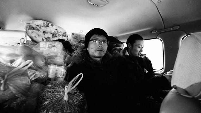 赵宏智和伙伴们挤在装满物资的车上。受访者供图