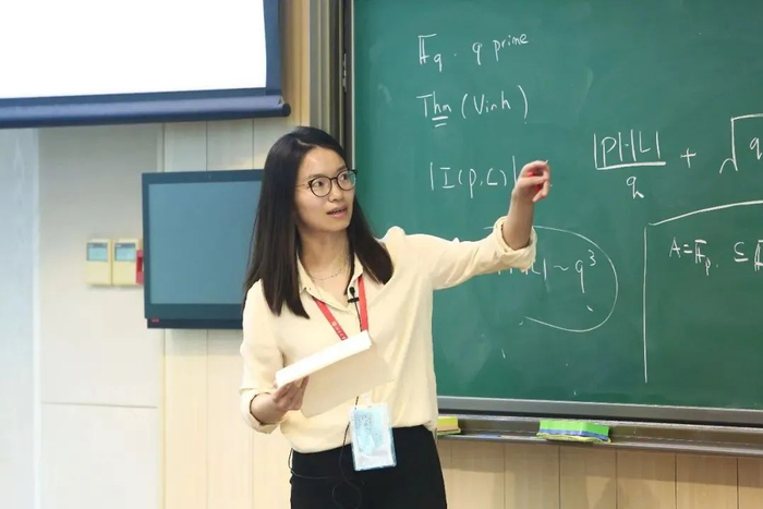 2023年7月，王虹在母校作学术报告 | 图源：北京国际数学研究中心