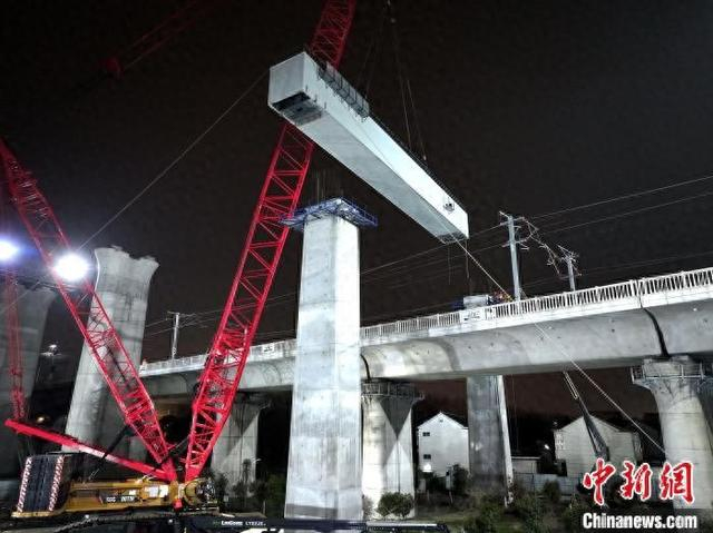 沪宁合高铁跨连镇高铁首跨钢横梁吊装到位。中国铁路上海局集团有限公司供图