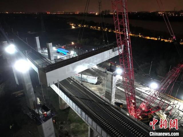 航拍沪宁合高铁跨连镇高铁施工现场。中国铁路上海局集团有限公司供图