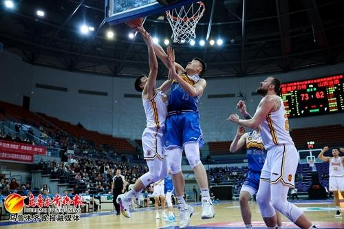 　　新疆男篮球员李炎哲（右上）在比赛中。通讯员卢鹏儒摄