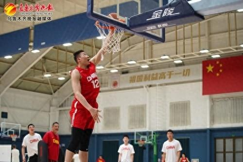 　　李炎哲在国家队训练赛中扣篮。受访者供图