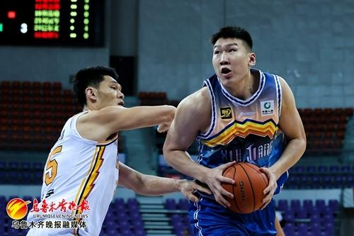 　　新疆男篮球员李炎哲（右）在比赛中。通讯员卢鹏儒摄