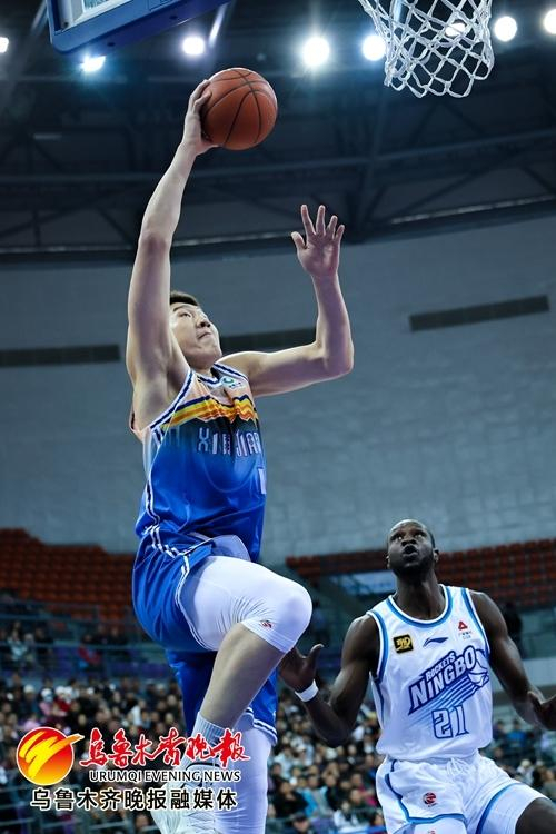 　　新疆男篮球员李炎哲在比赛中。通讯员卢鹏儒摄