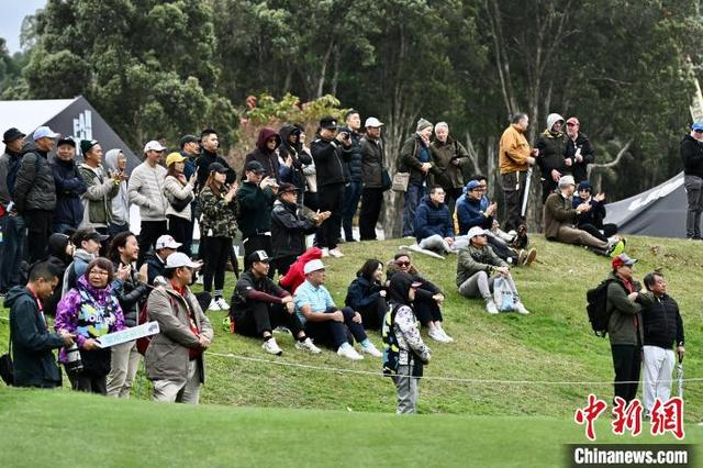 图为现场高尔夫球爱好者观看比赛。中新网记者 李志华 摄