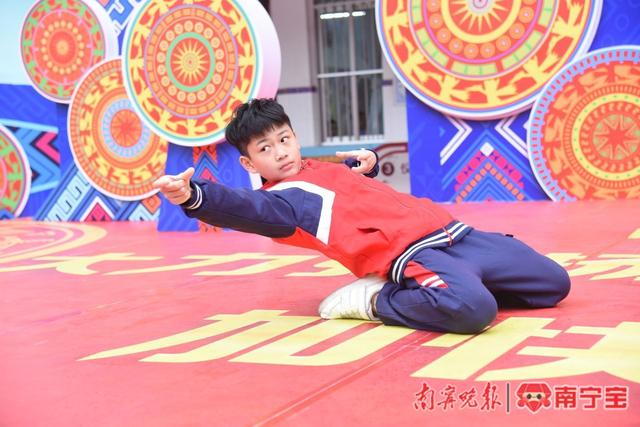 符隽熙展示街舞动作中的“醉拳”。 本报记者 林显威 摄