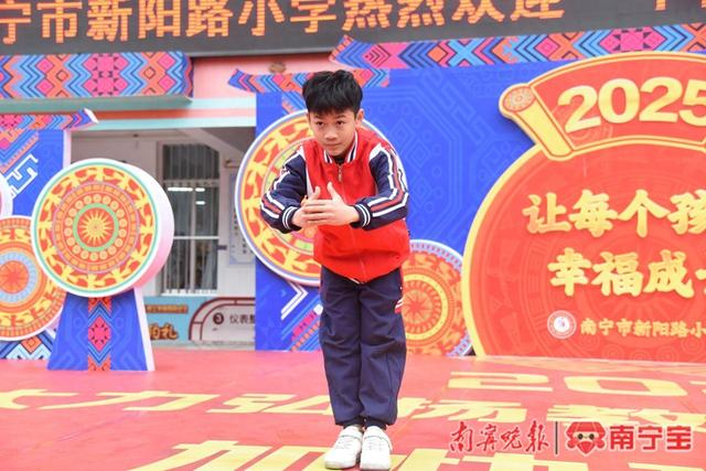 符隽熙在学校舞台上展示比赛时用到的作揖动作。 本报记者 林显威 摄