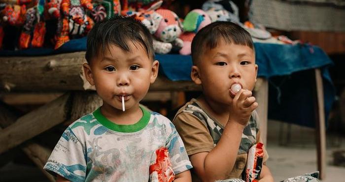 破防了！开60万宝马却让孩子当留守儿童，和陪伴式育儿反差太大