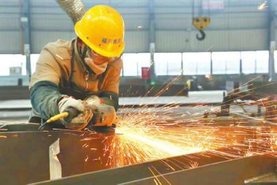 　　四川福兴杭萧建设有限公司生产车间内焊接工人铆足干劲赶进度。