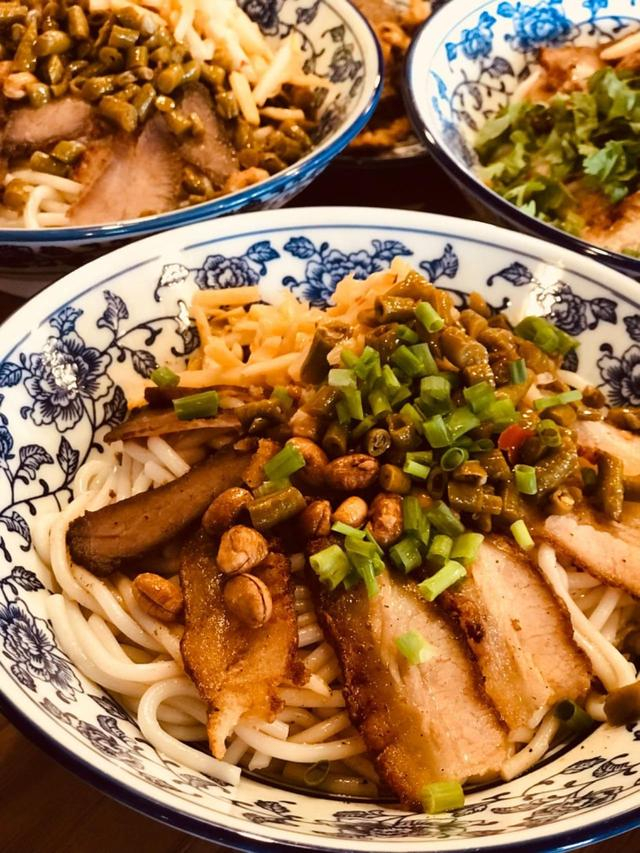 牛肉锅烧卤粉 大野/摄