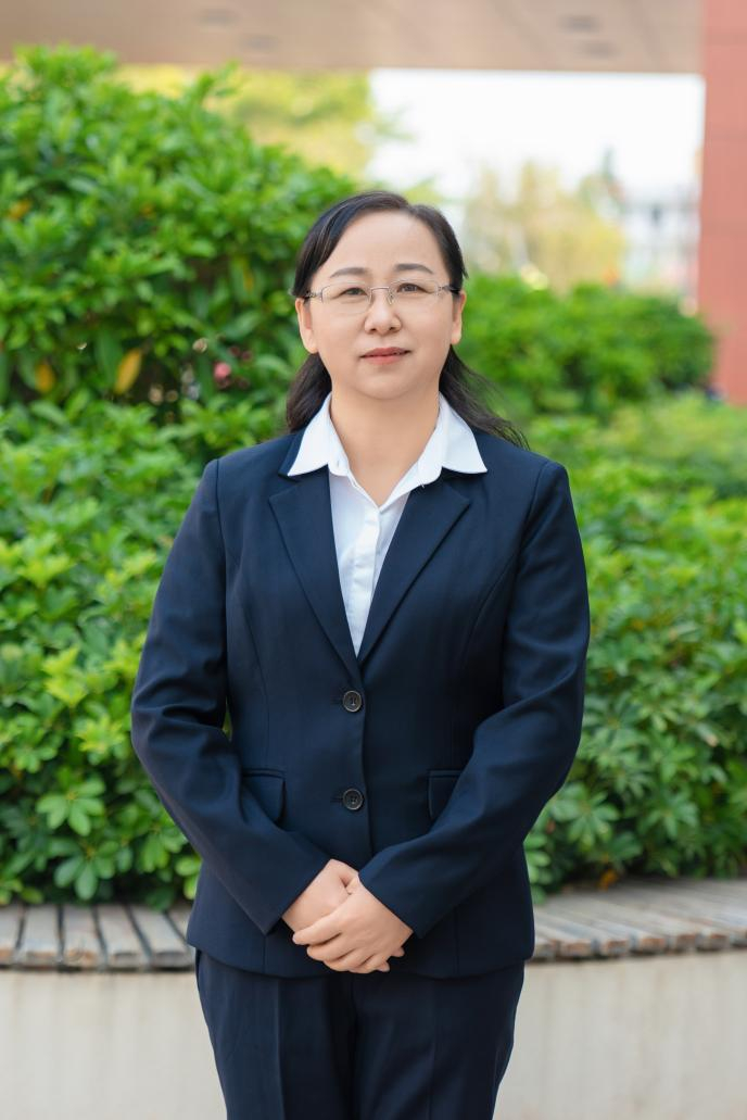 柔肩育桃李,芳华映教坛