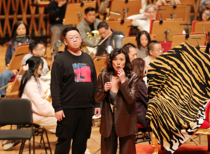 排练现场，吴蔚和朱慧玲