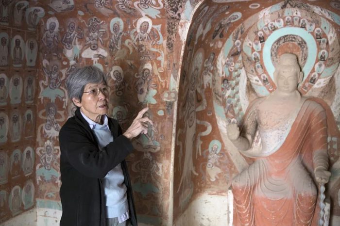 2015年9月29日，“敦煌的女儿”樊锦诗在敦煌莫高窟。新华社发（孙志军 摄）