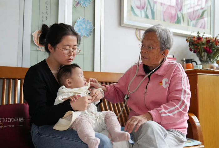 在陕西省榆林市佳县，路生梅在自己的住所为患儿听诊（2024年9月10日摄）。新华社记者 吴鸿波 摄