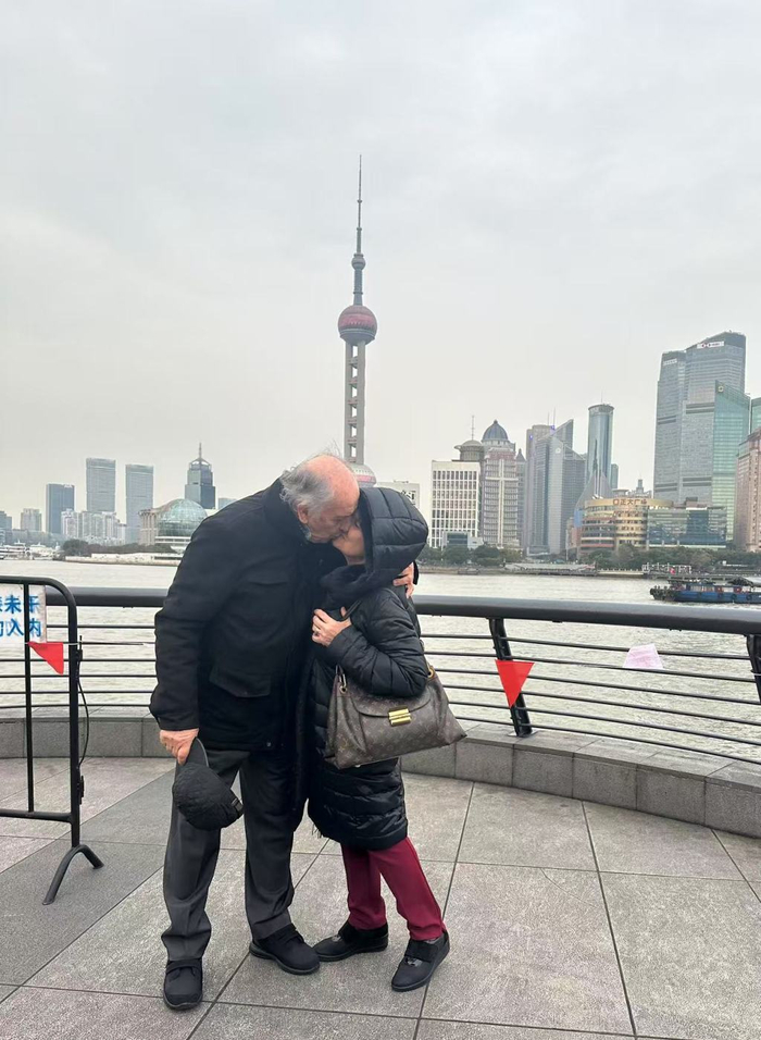 列奥·努奇和太太在外滩