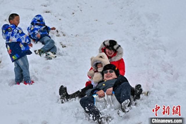 3月2日，云南省迪庆藏族自治州香格里拉市迎降雪天气，市民自制雪板乐享雪趣。李嘉娴 摄
