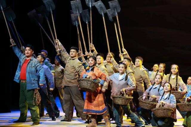 二人台好戏《好大一棵树》在呼和浩特市演出。（资料图）