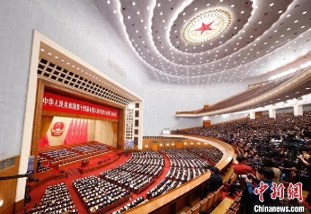 3月8日，十四届全国人大三次会议在北京人民大会堂举行第二次全体会议。 中新社记者 韩海丹 摄