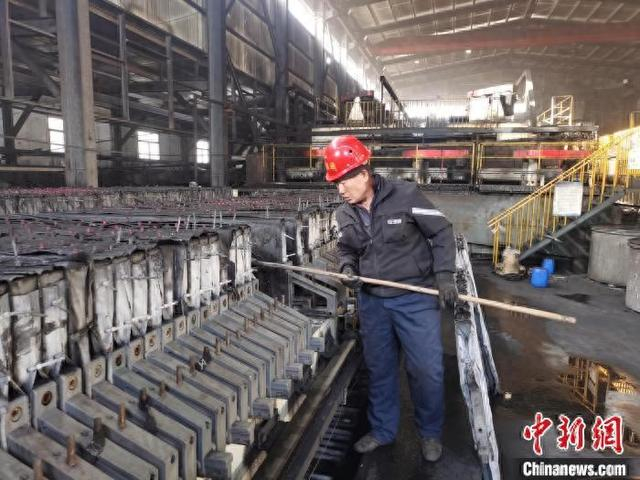 图为选煤技术工人在操作压滤机进行生产作业。 受访者供图