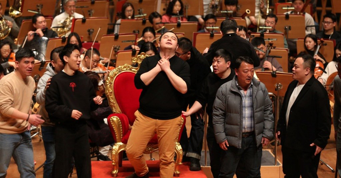 排练现场，夏侯金旭（中）